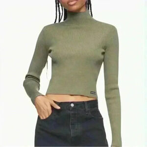 Woman’s Calvin Klein cropped mock neck olive green sweater size large